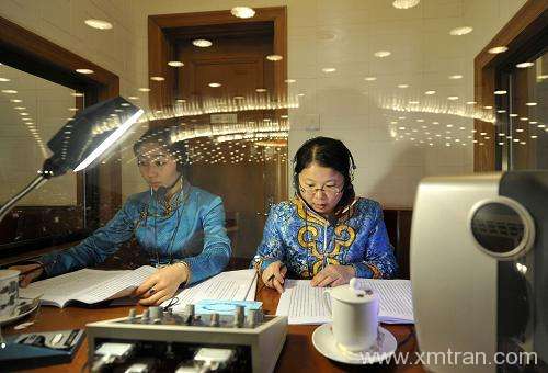 同聲傳譯和交替?zhèn)髯g有什么區(qū)別